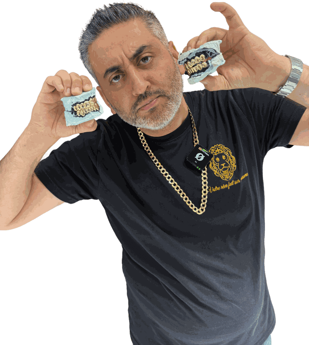 Jamil, maître joaillier, présente deux grillz en or fraîchement sortis de l'atelier